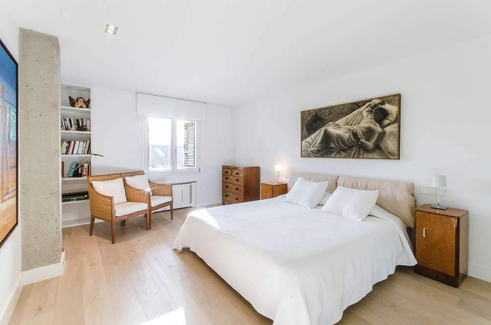 Mittelgroßes Mediterranes Hauptschlafzimmer ohne Kamin mit weißer Wandfarbe und hellem Holzboden in Madrid