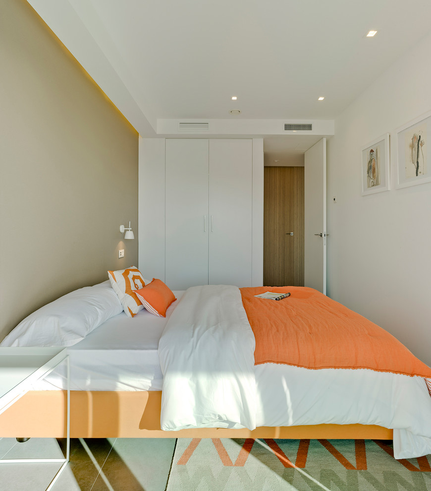 Modelo de dormitorio principal contemporáneo de tamaño medio sin chimenea con paredes multicolor