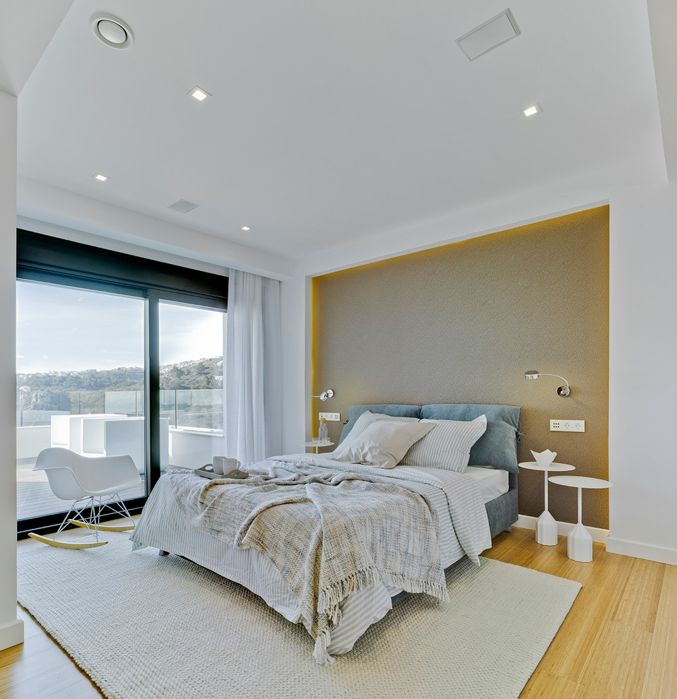 Modelo de dormitorio principal actual de tamaño medio sin chimenea con paredes multicolor, suelo de madera clara y suelo beige