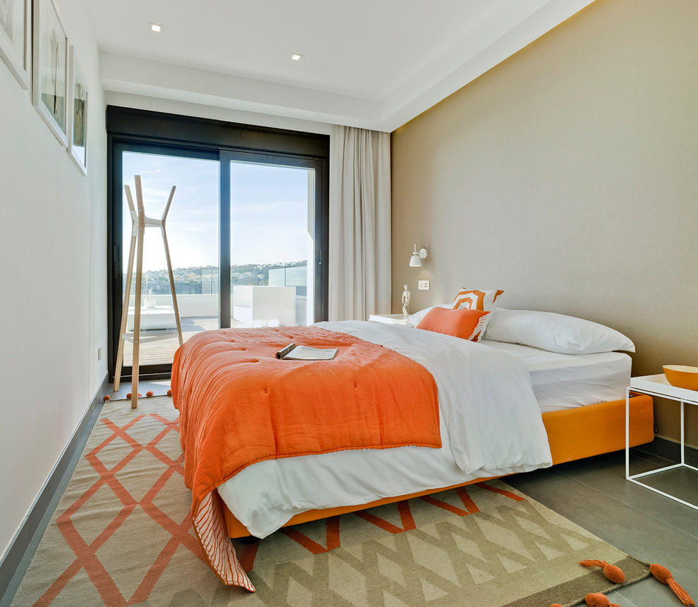 На фото: гостевая спальня (комната для гостей), среднего размера в современном стиле с разноцветными стенами, паркетным полом среднего тона и серым полом без камина с