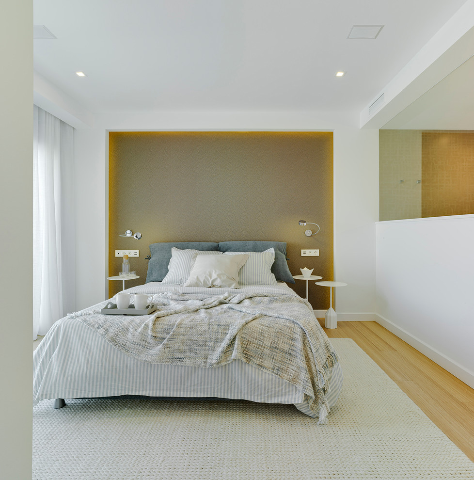 Modelo de dormitorio principal contemporáneo de tamaño medio con paredes multicolor, suelo de madera clara y suelo beige