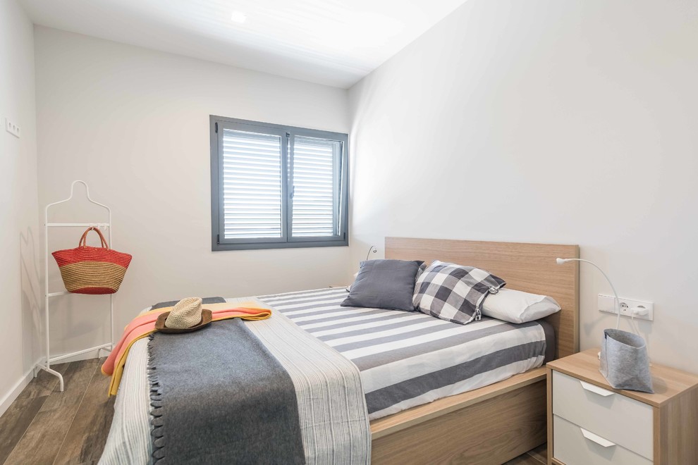 Идея дизайна: хозяйская спальня среднего размера в современном стиле с белыми стенами, полом из керамической плитки и коричневым полом