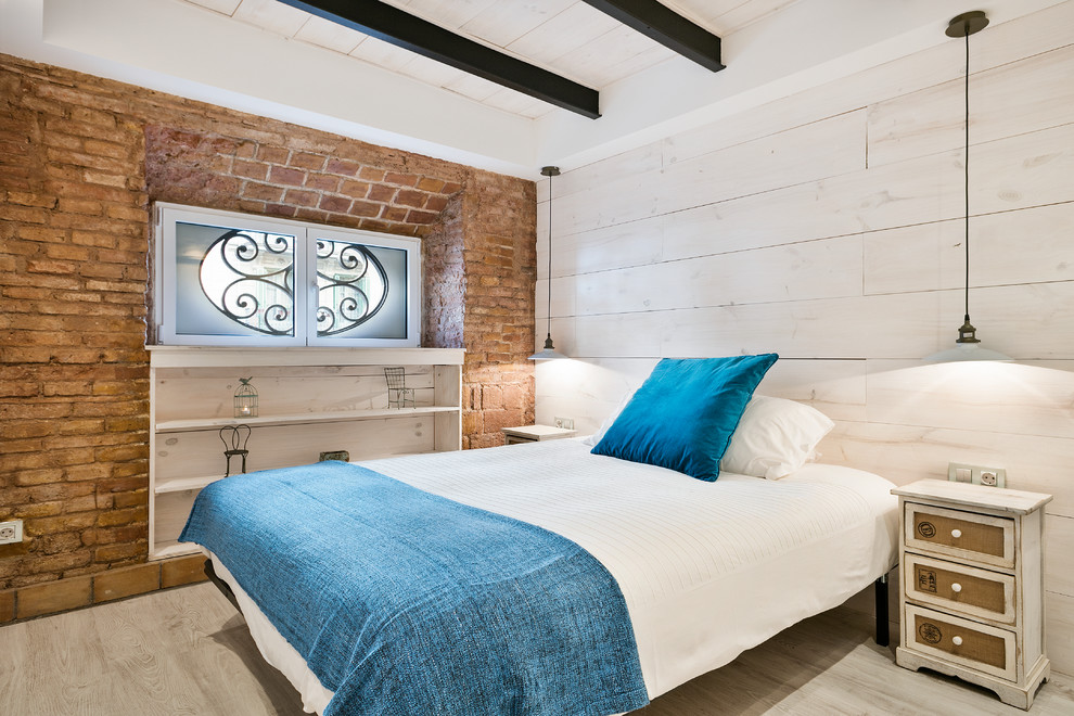 Foto de dormitorio principal bohemio de tamaño medio sin chimenea con paredes multicolor y suelo de madera clara