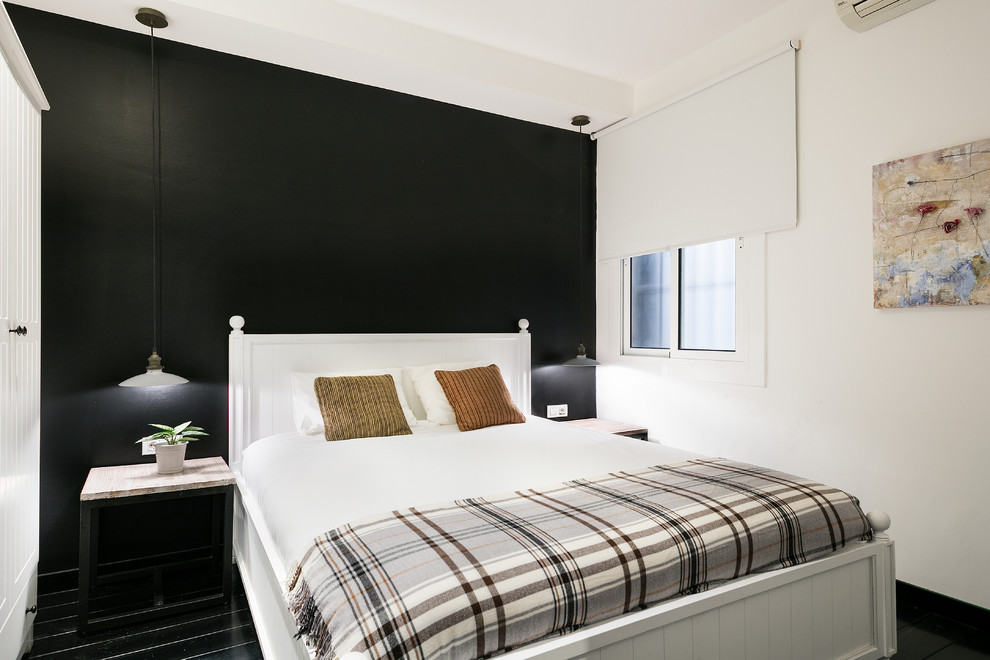 Foto de dormitorio principal clásico renovado de tamaño medio sin chimenea con paredes multicolor y suelo de madera pintada