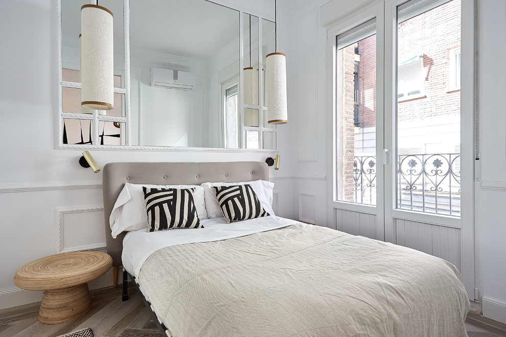 На фото: спальня в современном стиле с белыми стенами и бежевым полом с