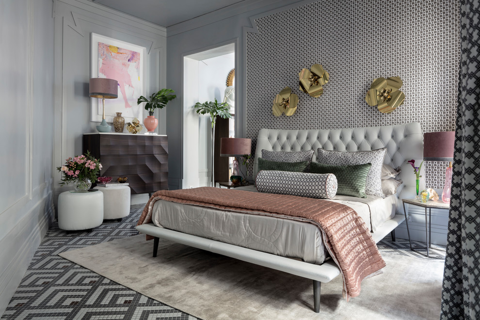 Пример оригинального дизайна: огромная хозяйская спальня в стиле фьюжн с серыми стенами и разноцветным полом