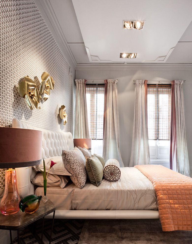 На фото: огромная хозяйская спальня в стиле фьюжн с серыми стенами и серым полом
