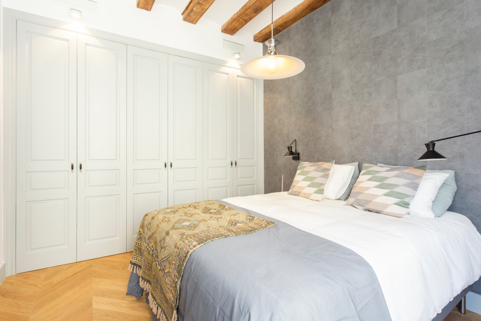 Пример оригинального дизайна: большая хозяйская спальня в стиле модернизм с серыми стенами