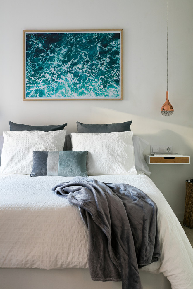 Imagen de dormitorio nórdico con paredes blancas