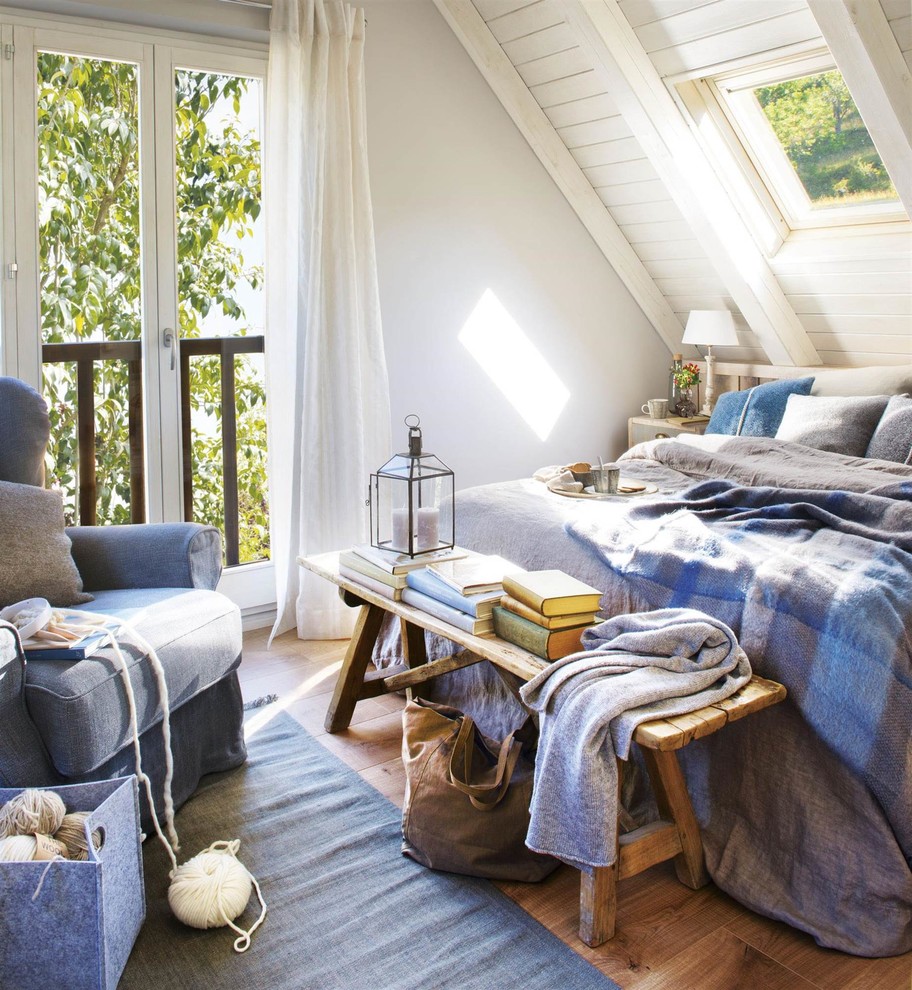 Foto de dormitorio principal de estilo de casa de campo de tamaño medio sin chimenea con paredes blancas y suelo de madera en tonos medios