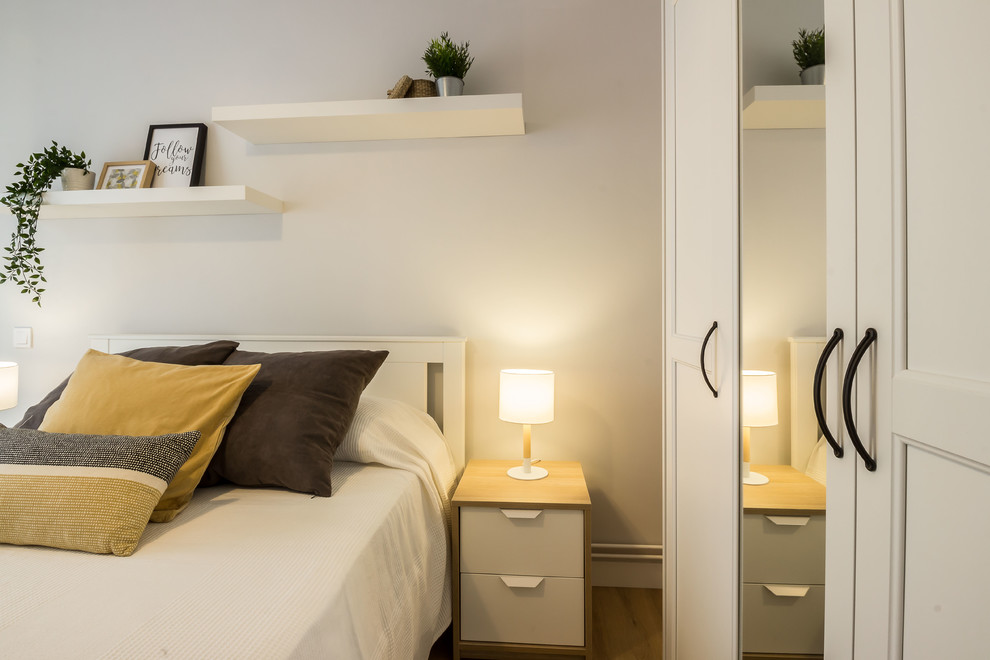 Идея дизайна: маленькая хозяйская спальня в скандинавском стиле с серыми стенами и полом из ламината для на участке и в саду