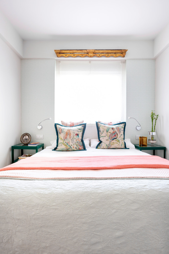 На фото: хозяйская спальня среднего размера в стиле фьюжн с белыми стенами и светлым паркетным полом