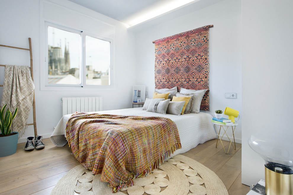 На фото: хозяйская спальня среднего размера в современном стиле с белыми стенами, паркетным полом среднего тона и коричневым полом без камина с