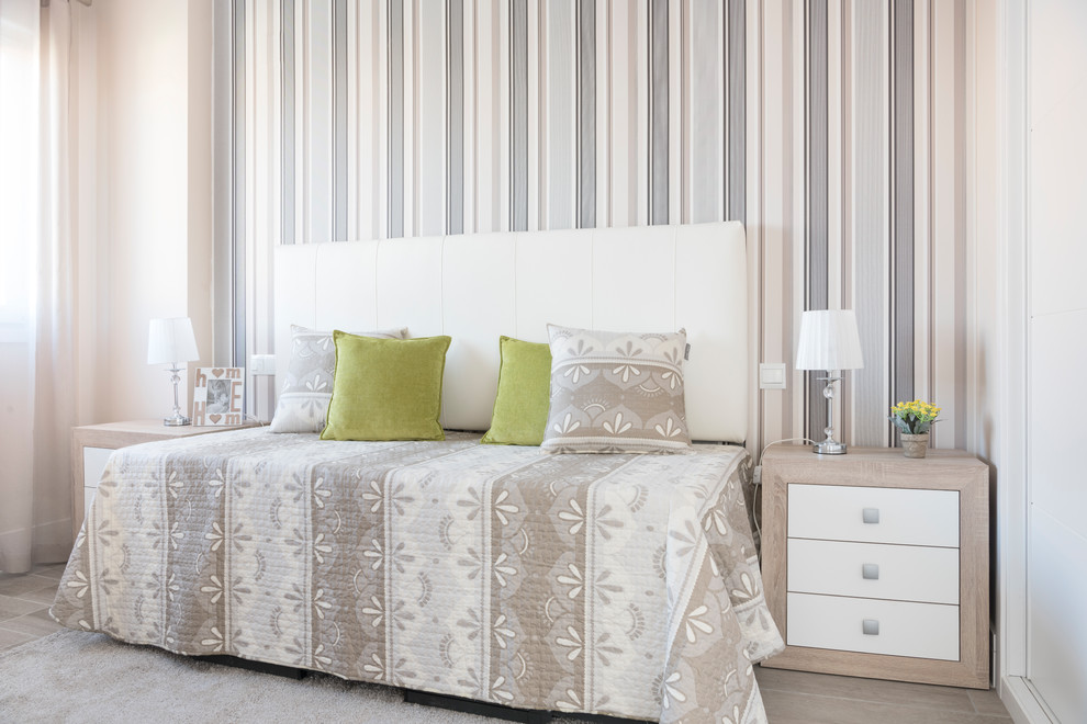 Diseño de habitación de invitados contemporánea con paredes blancas y suelo beige