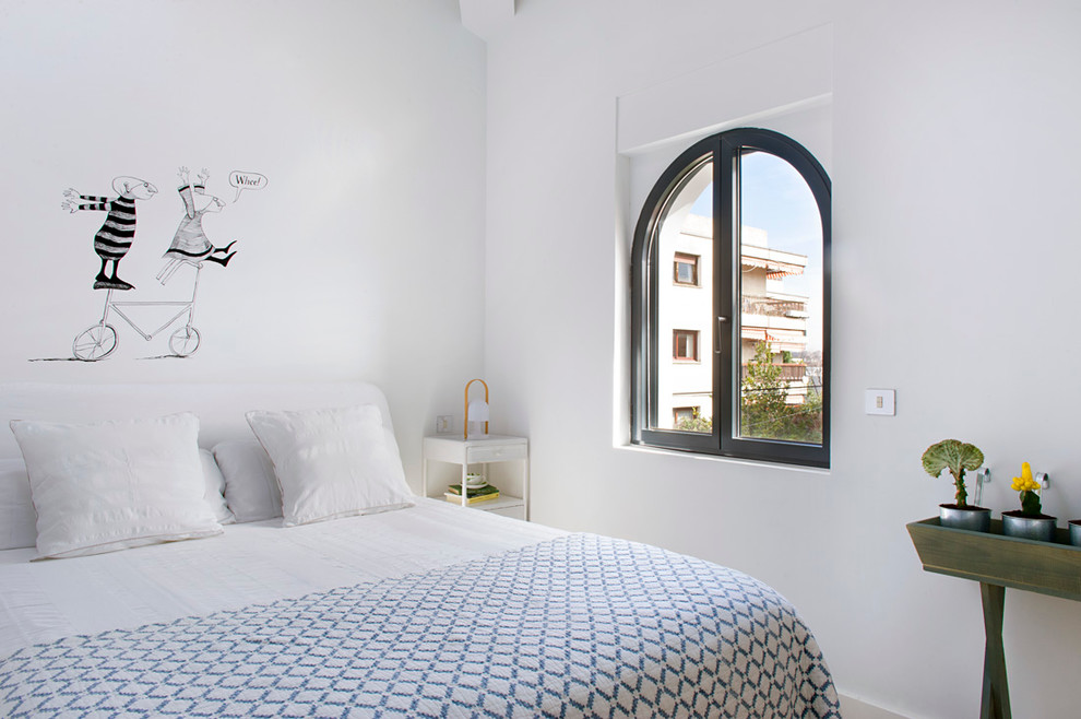 Idée de décoration pour une chambre parentale méditerranéenne de taille moyenne avec un mur blanc et aucune cheminée.