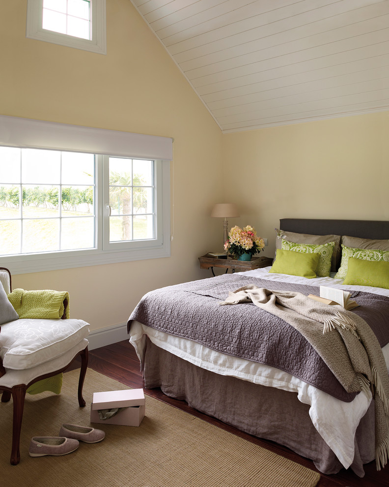 Ejemplo de dormitorio principal mediterráneo de tamaño medio con paredes beige, suelo de madera en tonos medios y suelo marrón