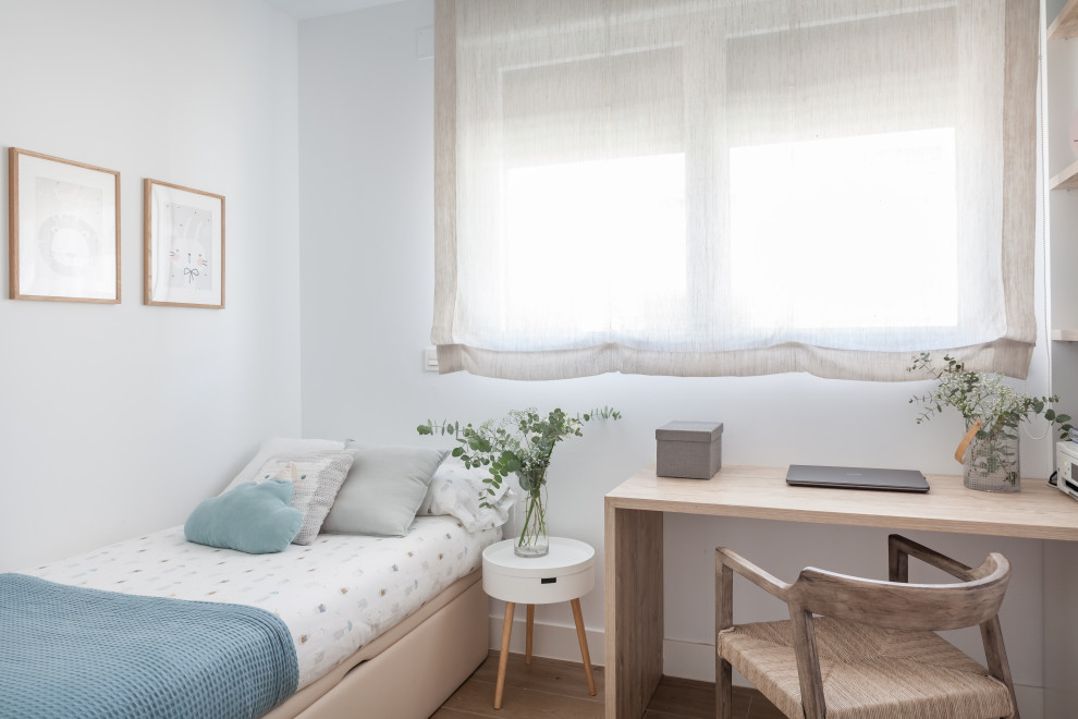 Imagen de dormitorio nórdico pequeño con paredes blancas, suelo de baldosas de cerámica y suelo marrón