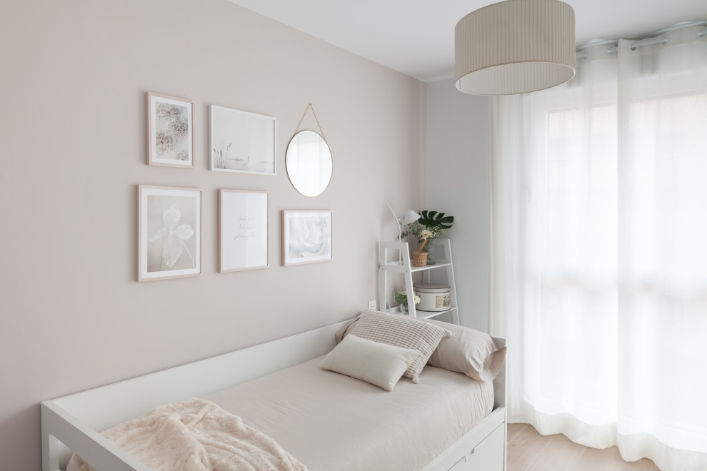 Idée de décoration pour une chambre d'amis nordique de taille moyenne avec un mur blanc, un sol en carrelage de céramique et un sol marron.