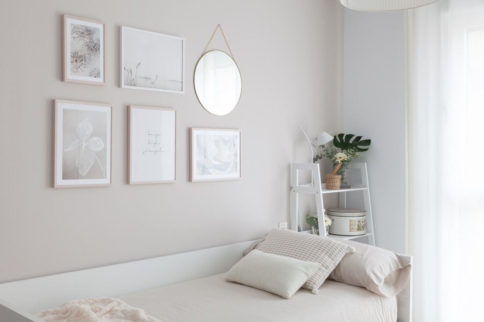 Cette image montre une chambre d'amis nordique de taille moyenne avec un mur blanc, un sol en carrelage de céramique et un sol marron.