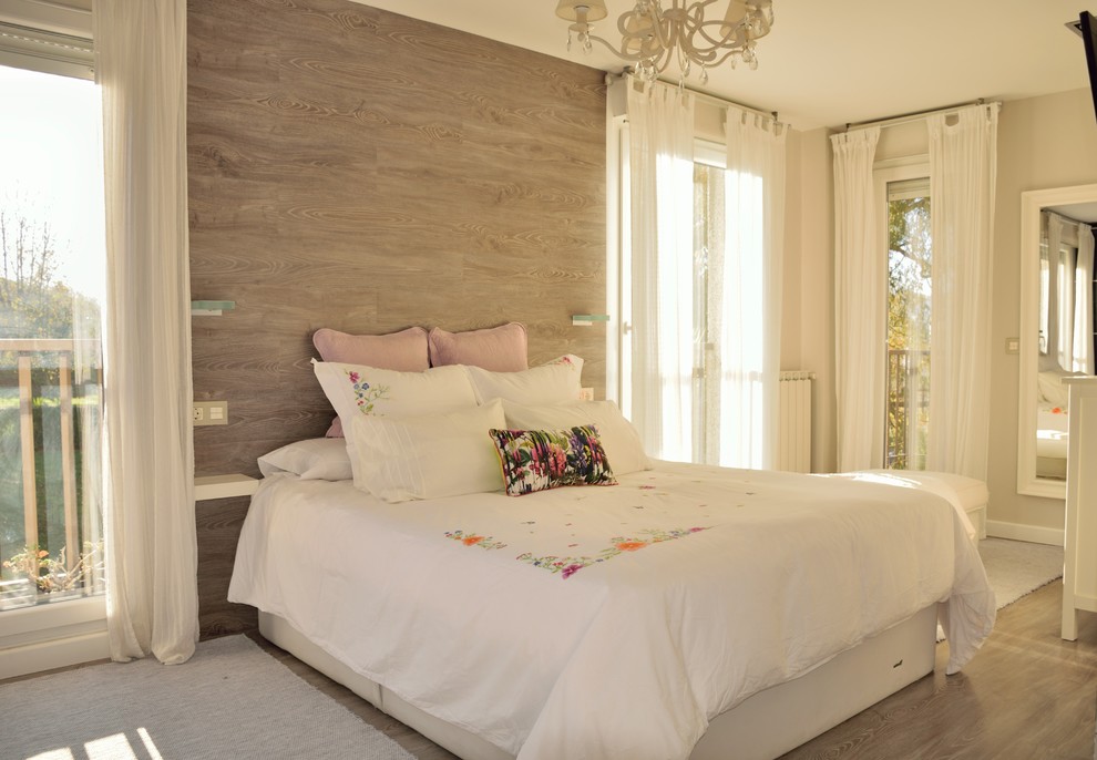Großes Shabby-Look Hauptschlafzimmer ohne Kamin mit beiger Wandfarbe und braunem Holzboden in Sonstige
