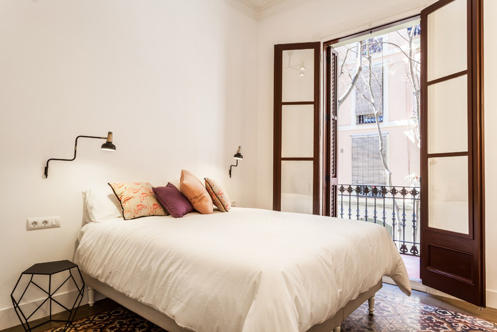 Diseño de dormitorio principal mediterráneo con paredes blancas y suelo multicolor