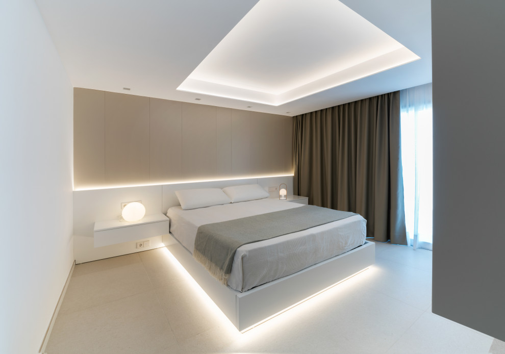 Стильный дизайн: большая хозяйская, серо-белая спальня в стиле модернизм с полом из керамогранита и бежевым полом - последний тренд