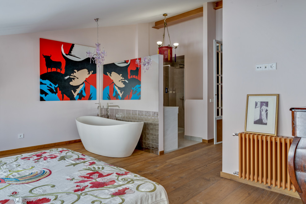 Idee per una camera da letto bohémian con pareti bianche, pavimento in legno massello medio e pavimento marrone