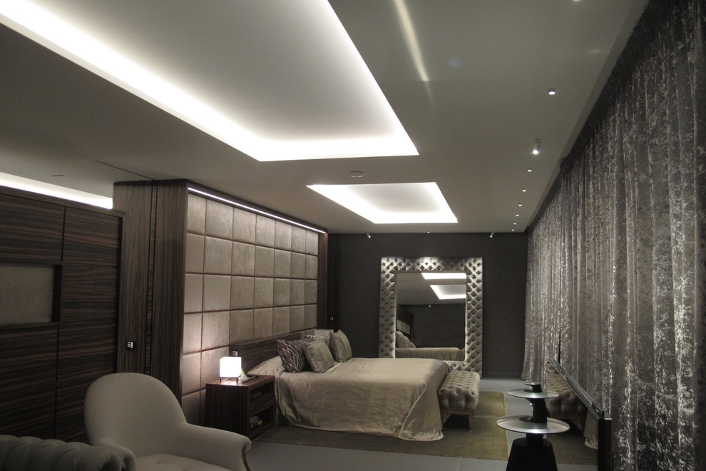 Diseño de dormitorio principal minimalista grande sin chimenea con paredes grises