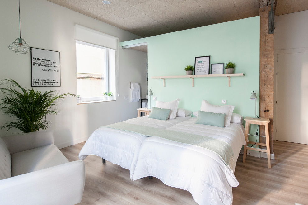 Inspiration för ett stort minimalistiskt sovrum, med flerfärgade väggar och ljust trägolv