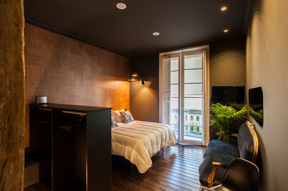 Идея дизайна: хозяйская спальня среднего размера в стиле ретро с разноцветными стенами и темным паркетным полом без камина
