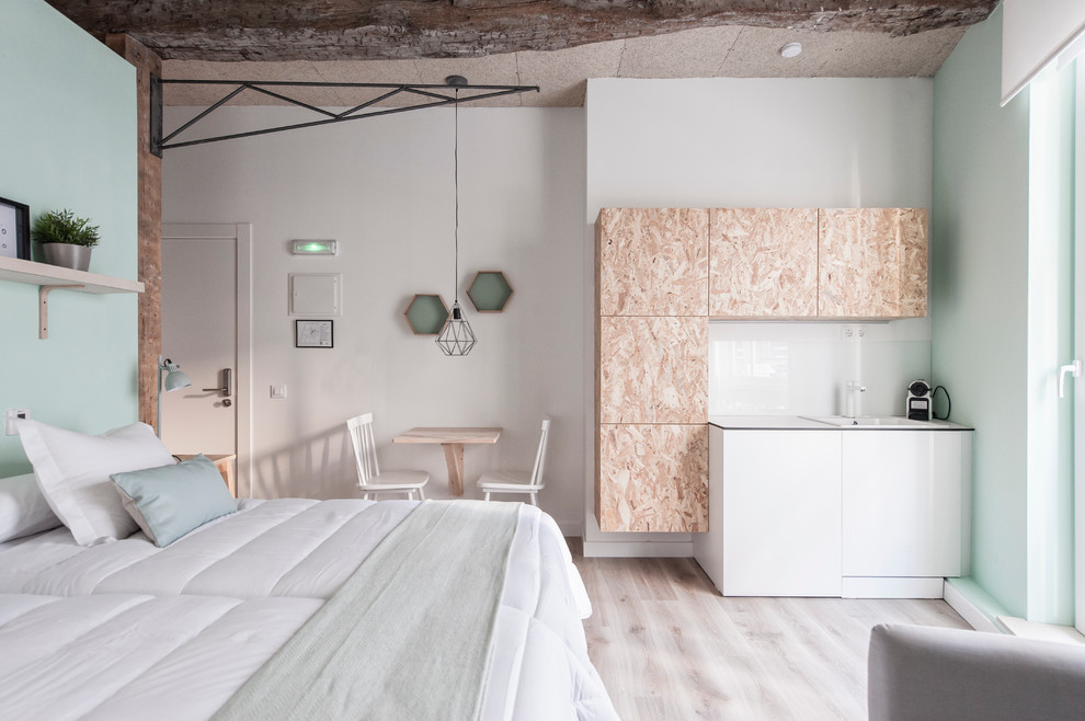 Mittelgroßes Skandinavisches Schlafzimmer ohne Kamin mit bunten Wänden und hellem Holzboden in Sonstige