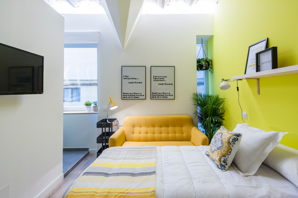 Diseño de dormitorio principal actual de tamaño medio sin chimenea con paredes multicolor