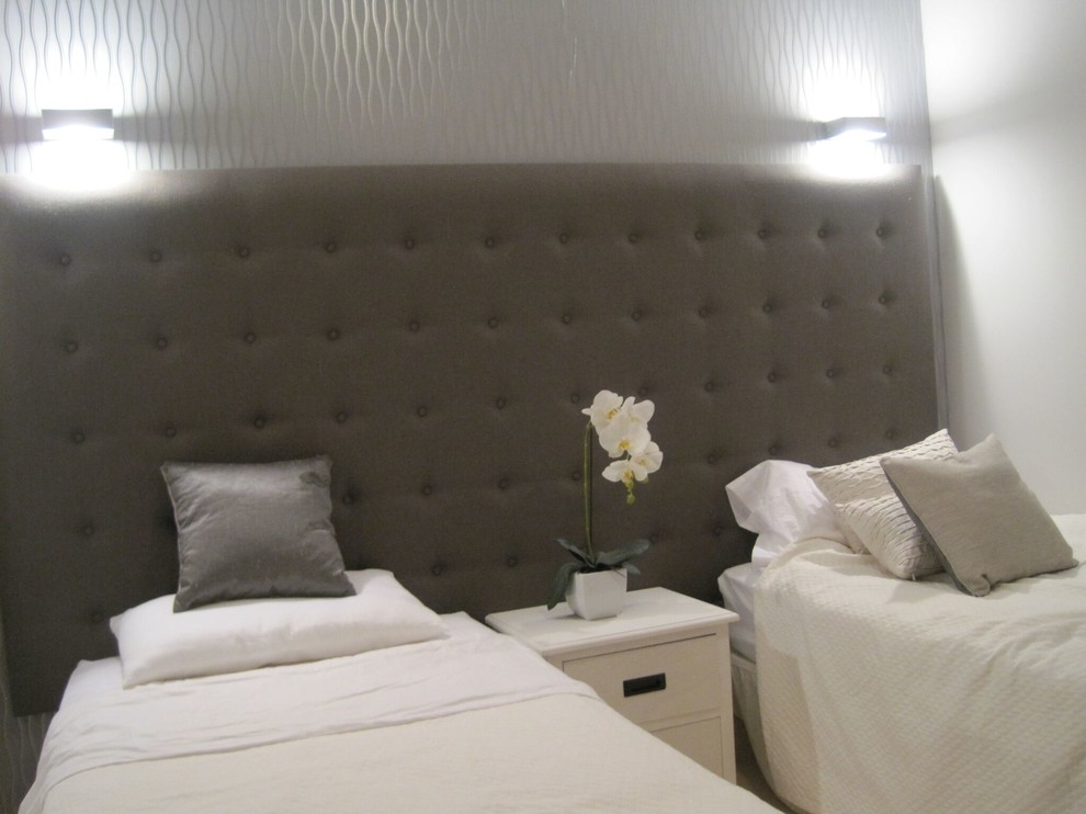 Diseño de habitación de invitados actual con paredes grises, suelo de mármol y suelo beige