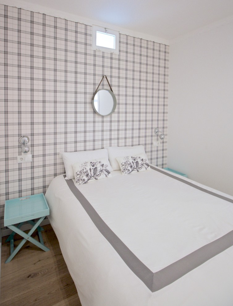 Пример оригинального дизайна: спальня в скандинавском стиле с разноцветными стенами и светлым паркетным полом без камина