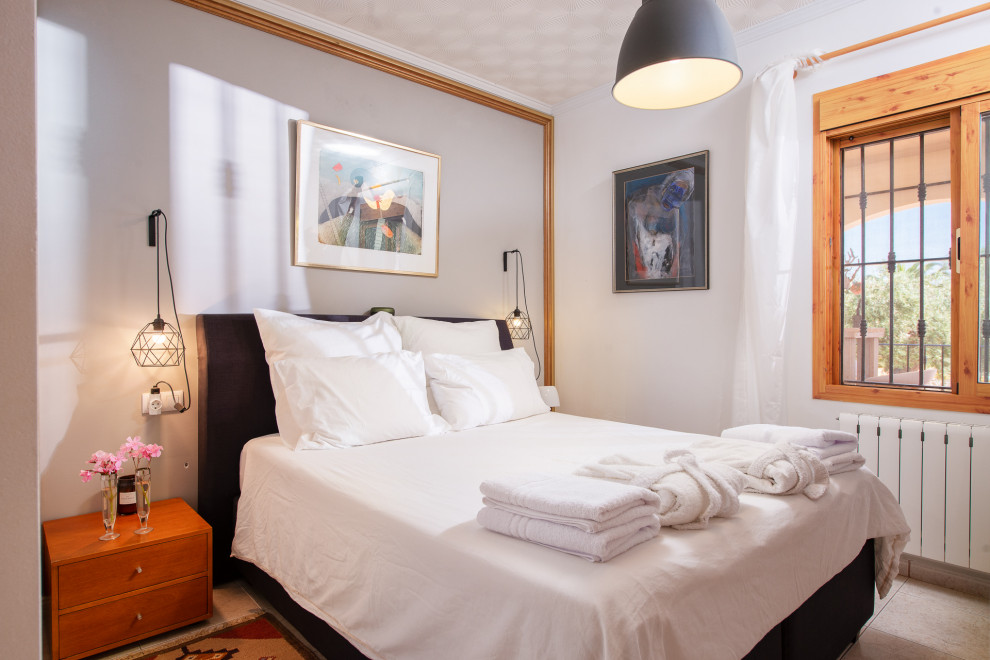 Foto de dormitorio mediterráneo con paredes grises y suelo gris