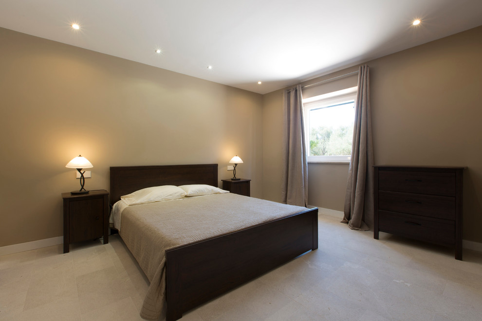 Foto de dormitorio principal moderno de tamaño medio sin chimenea con paredes beige