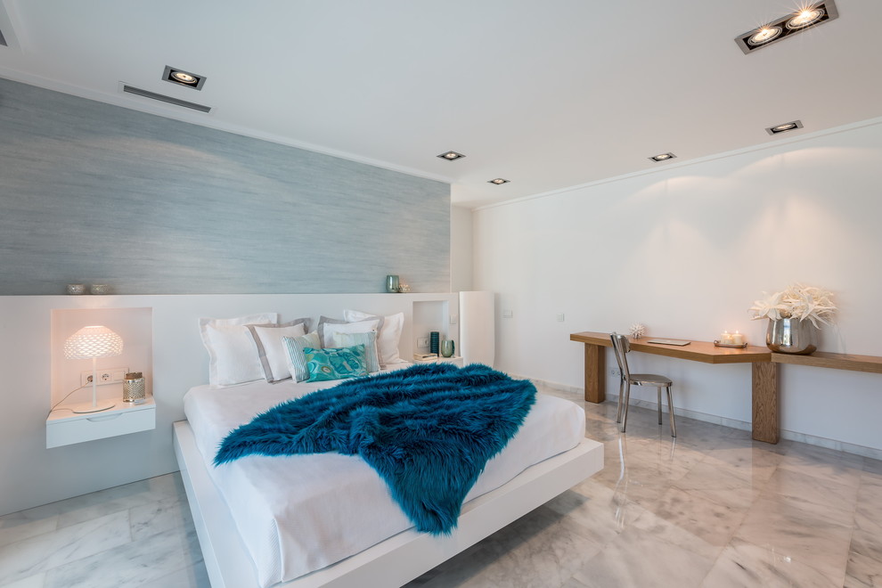 マドリードにある広い地中海スタイルのおしゃれな主寝室 (白い壁) のレイアウト