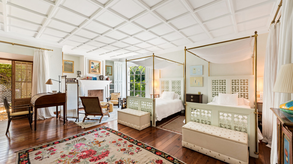 Mediterranes Schlafzimmer mit weißer Wandfarbe, dunklem Holzboden und braunem Boden in Malaga