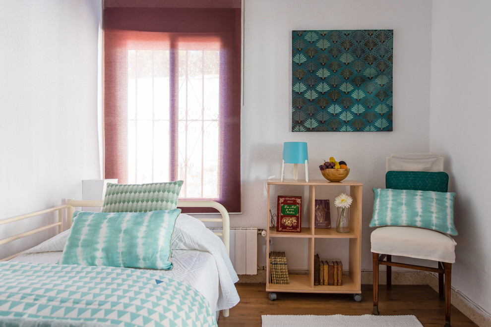 На фото: маленькая гостевая спальня (комната для гостей) в средиземноморском стиле с белыми стенами, паркетным полом среднего тона и коричневым полом для на участке и в саду с