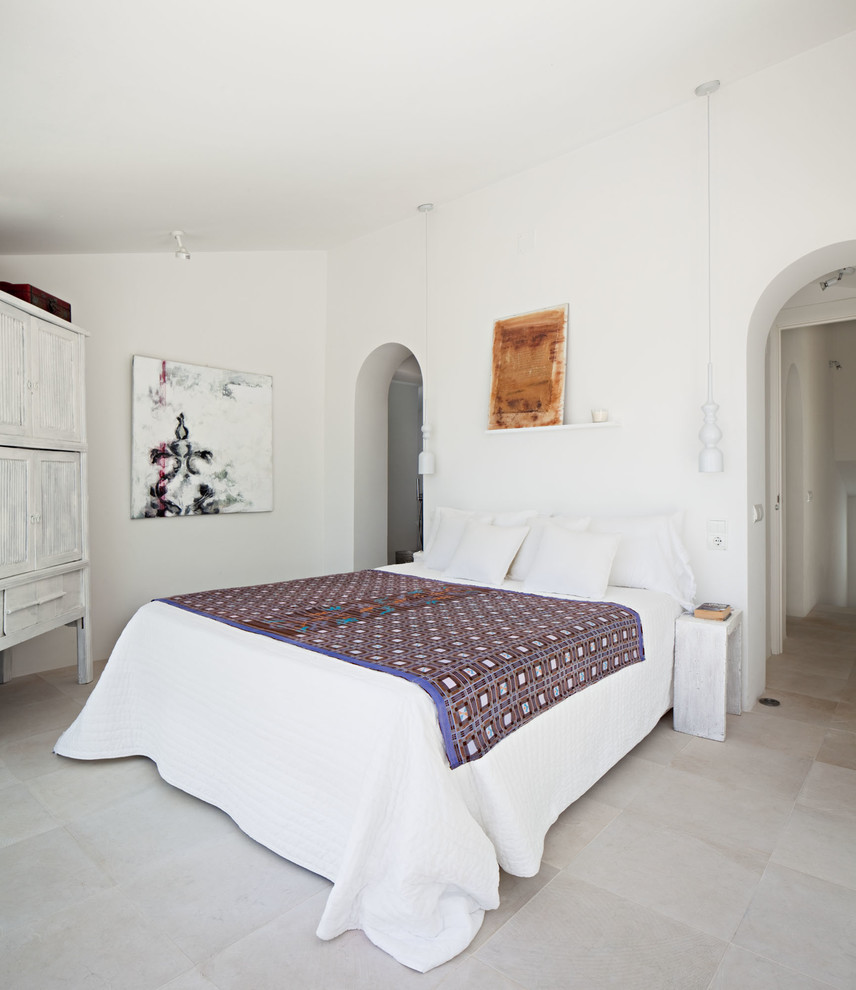 Идея дизайна: большая хозяйская спальня в средиземноморском стиле с белыми стенами, полом из травертина и серым полом без камина