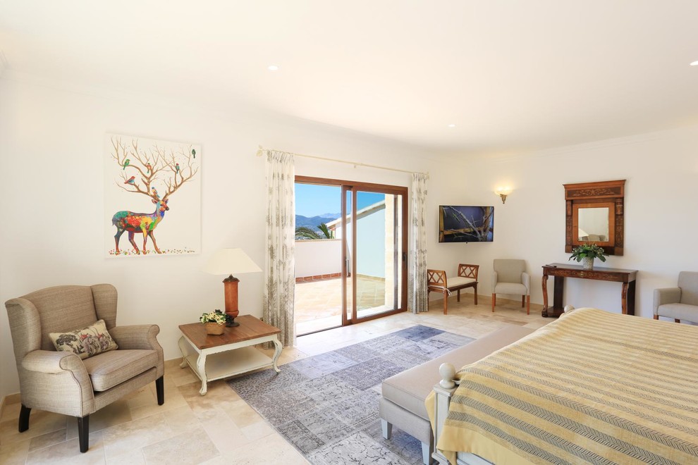 Diseño de habitación de invitados mediterránea extra grande con paredes beige, suelo de mármol y suelo beige