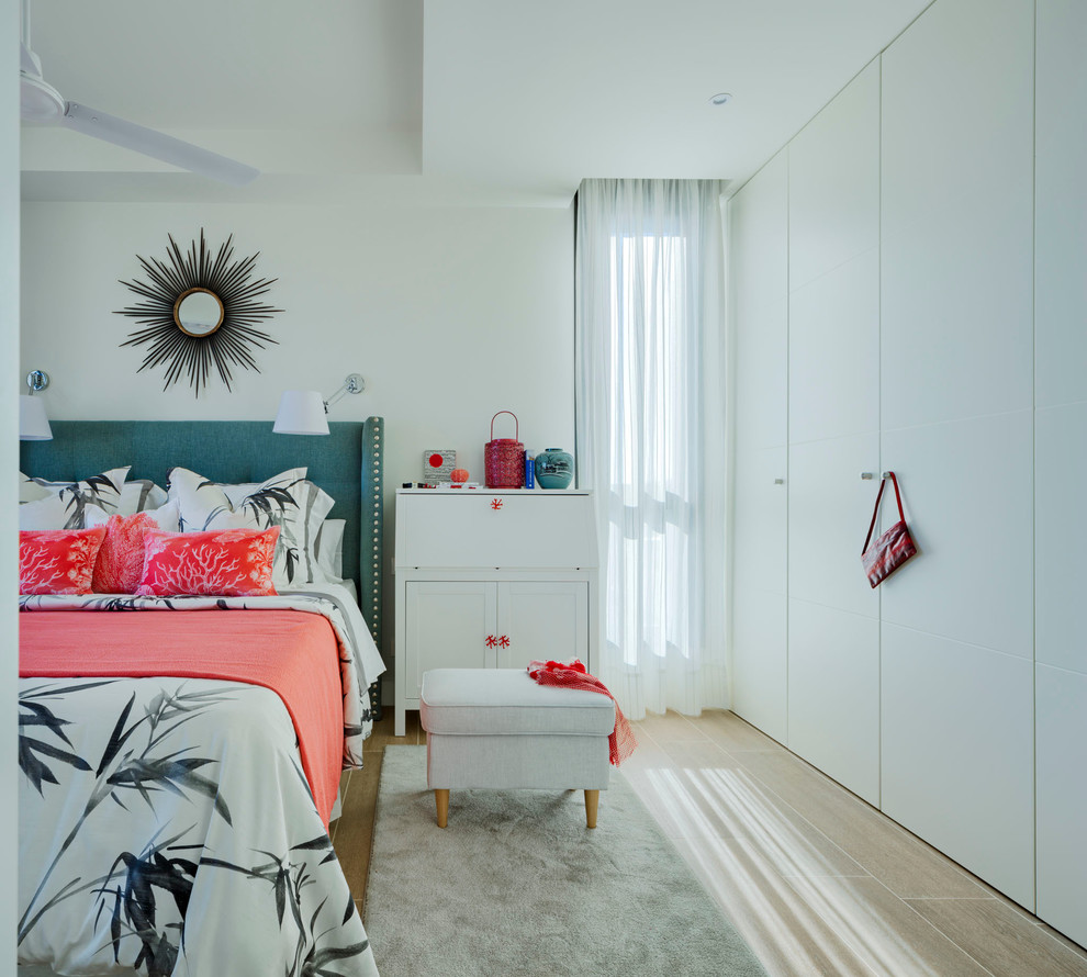 マラガにある中くらいなコンテンポラリースタイルのおしゃれな主寝室 (白い壁、セラミックタイルの床) のインテリア