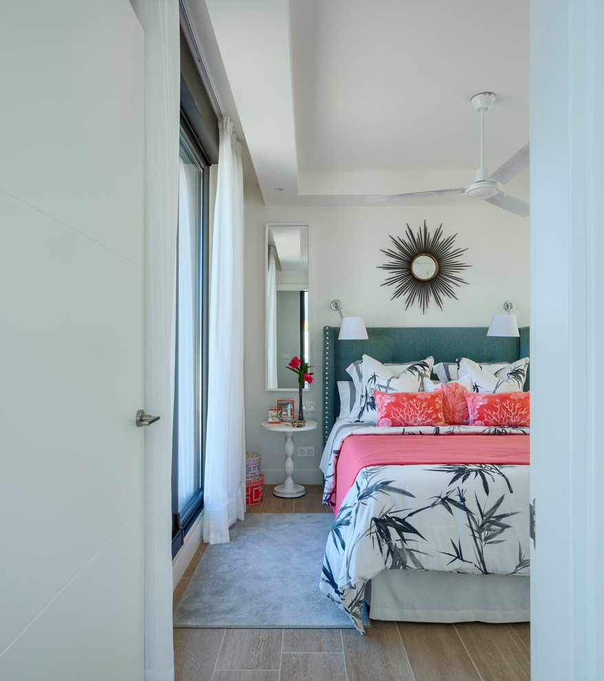 マラガにある中くらいなコンテンポラリースタイルのおしゃれな主寝室 (白い壁、セラミックタイルの床)