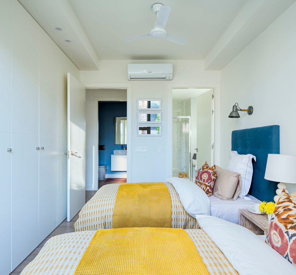 マラガにある中くらいなコンテンポラリースタイルのおしゃれな客用寝室 (白い壁、セラミックタイルの床)