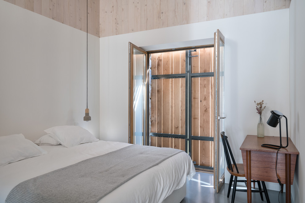 Идея дизайна: хозяйская спальня среднего размера в скандинавском стиле с белыми стенами, бетонным полом и серым полом без камина