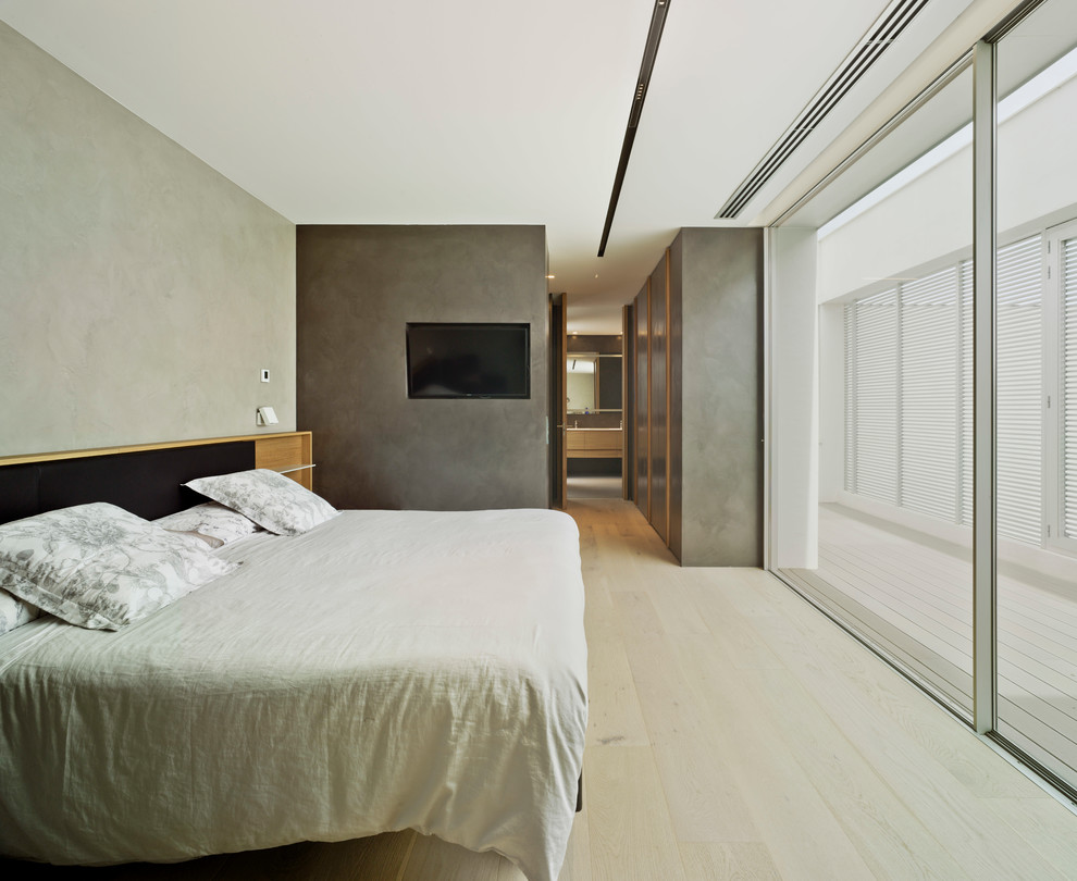 Идея дизайна: большая спальня в стиле модернизм с серыми стенами, светлым паркетным полом и бежевым полом