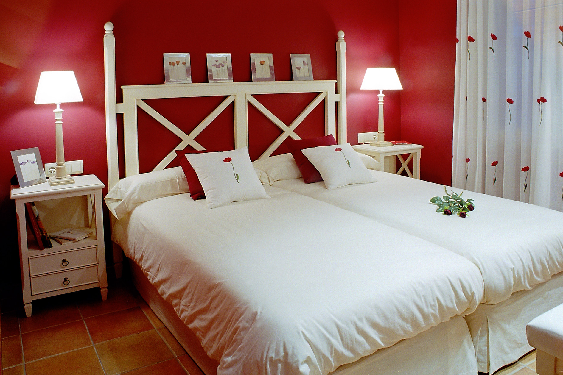 Chambre A Coucher Rouge Et Blanc 75 photos et idées déco de chambres romantiques rouges - Mars 2023 | Houzz  FR