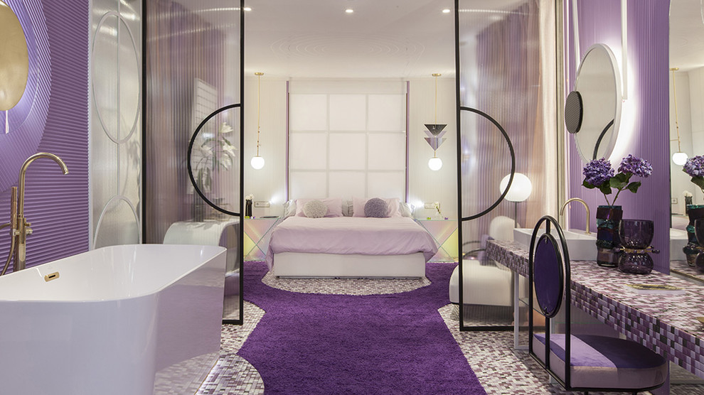 Exemple d'une très grande chambre exotique avec un mur violet et un sol violet.