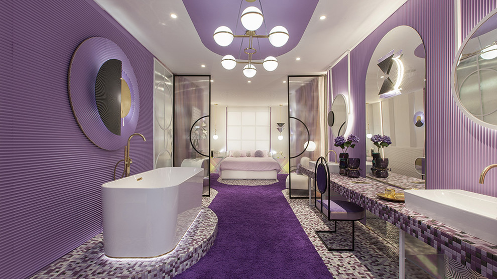 Immagine di un'ampia camera da letto tropicale con pareti viola e pavimento viola