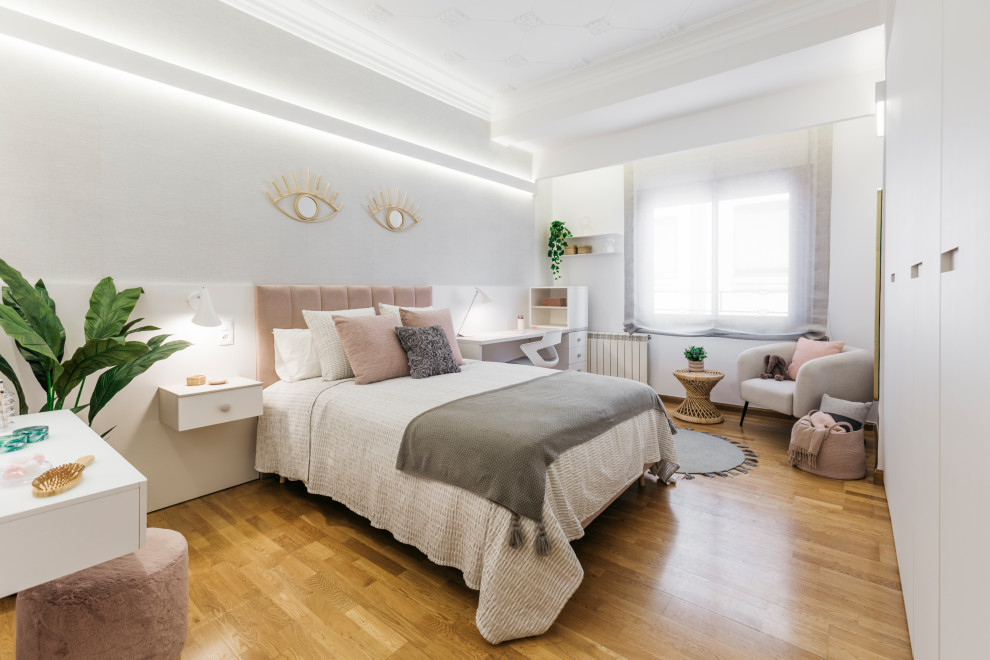 Modernes Schlafzimmer mit grauer Wandfarbe, braunem Holzboden, braunem Boden, Tapetenwänden und eingelassener Decke in Valencia
